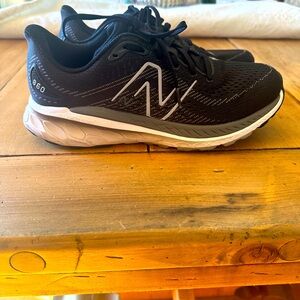 New balance women’s black 860 running shoes